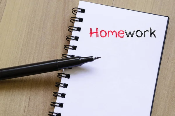 Koncepcja tekst pracę domową na notebooku — Zdjęcie stockowe