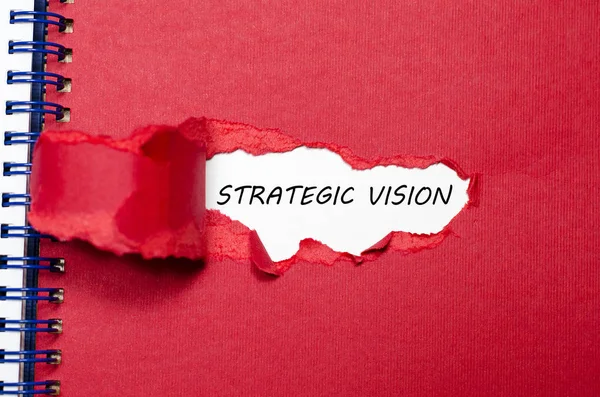 La palabra visión estratégica que aparece detrás del papel roto — Foto de Stock