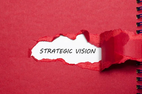 La palabra visión estratégica que aparece detrás del papel roto — Foto de Stock