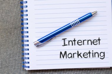 Internet pazarlama metin konsept dizüstü