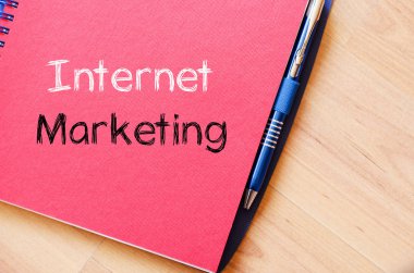 Internet pazarlama metin konsept dizüstü