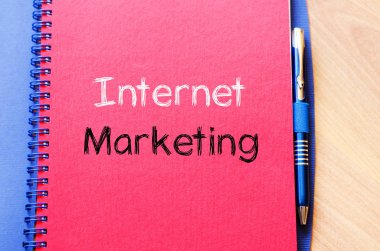 Internet pazarlama metin konsept dizüstü