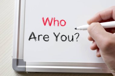 Beyaz tahta üzerinde yazılı sen kimsin