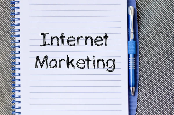 Internet marketing tekst koncepcja na notebooku — Zdjęcie stockowe