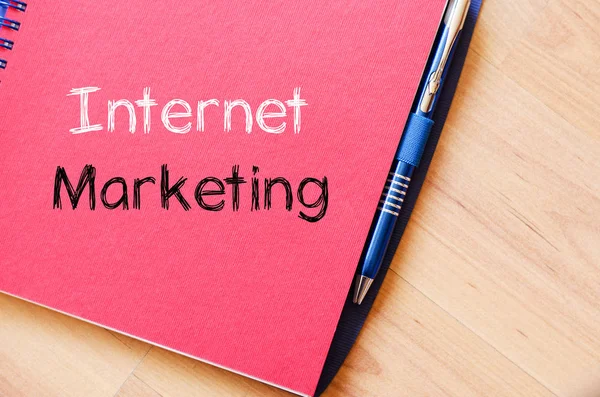 Internet pazarlama metin konsept dizüstü