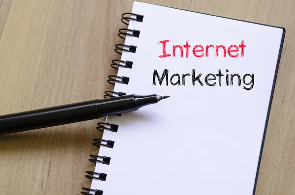 Internet marketing tekst koncepcja na notebooku — Zdjęcie stockowe