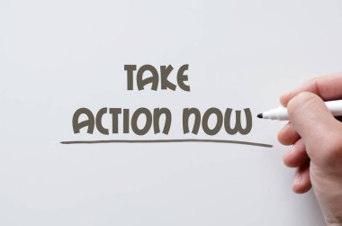 Şimdi beyaz tahta üzerinde yazılı bir eylemi