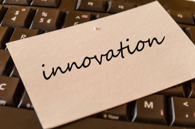 Yenilik metin kavram klavye arka plan üzerinde