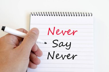 İnsan eli ahşap arka plan üzerinde ve asla söylemek asla metin conce