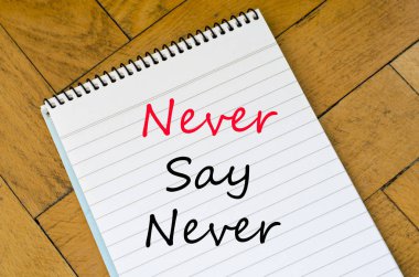 İnsan eli ahşap arka plan üzerinde ve asla söylemek asla metin conce