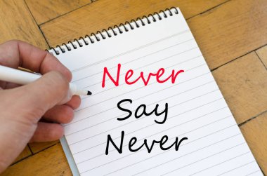 İnsan eli ahşap arka plan üzerinde ve asla söylemek asla metin conce