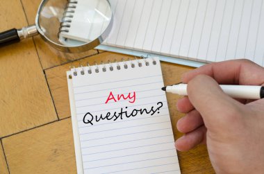 Ahşap arka plan ve herhangi bir soru metin kavramı üzerinde insan eli