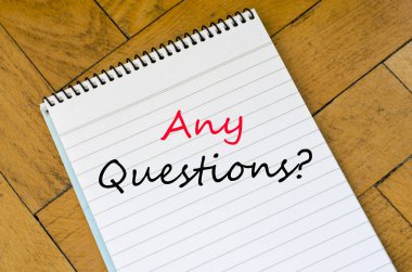 Ahşap arka plan ve herhangi bir soru metin kavramı üzerinde insan eli