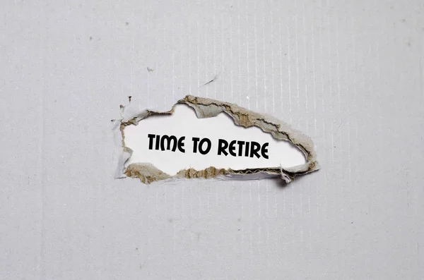 Η λέξη ώρα να συνταξιοδοτηθούν εμφανίζονται πίσω από το σκισμένο χαρτί — Φωτογραφία Αρχείου