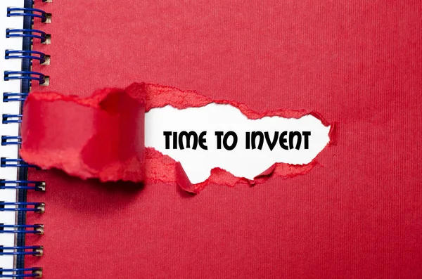Słowo "czas wynalazku" pojawiające się za podartym papierem. — Zdjęcie stockowe