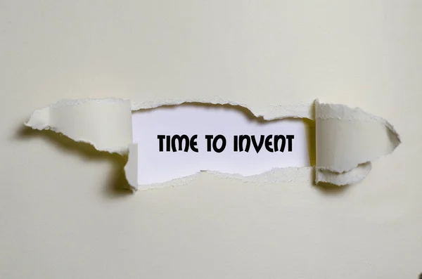 A palavra tempo de inventar aparecendo atrás do papel rasgado — Fotografia de Stock