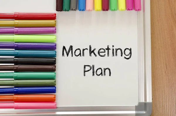 Flamaster i tablicy i koncepcji marketingowej tekst planu — Zdjęcie stockowe