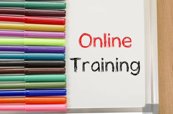 Caneta de feltro e quadro branco e conceito de texto de treinamento on-line — Fotografia de Stock