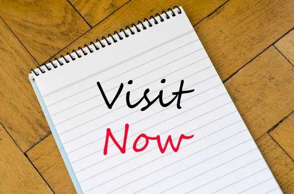 Ahşap arka plan ve ziyaret şimdi metin kavramı üzerinde insan eli