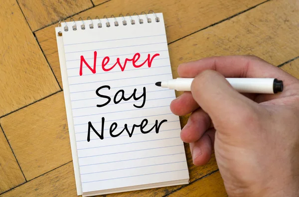 İnsan eli ahşap arka plan üzerinde ve asla söylemek asla metin conce