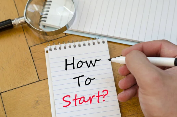 Ahşap arka plan ve metin konsept başlatmak nasıl insan eli