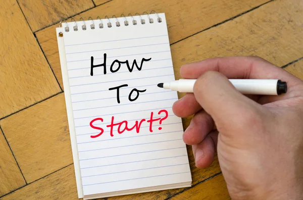 Ahşap arka plan ve metin konsept başlatmak nasıl insan eli