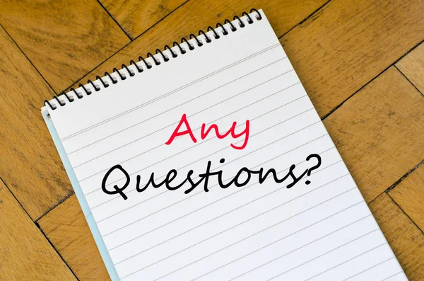 Ahşap arka plan ve herhangi bir soru metin kavramı üzerinde insan eli