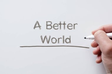 Beyaz tahta üzerinde yazılı daha iyi bir dünya