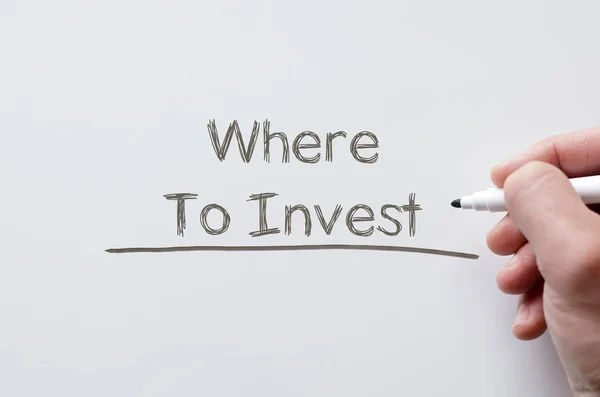 Wo investiert werden soll, steht auf dem Whiteboard — Stockfoto