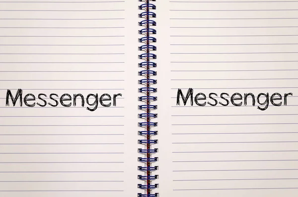 Messenger concept op laptop — Stockfoto