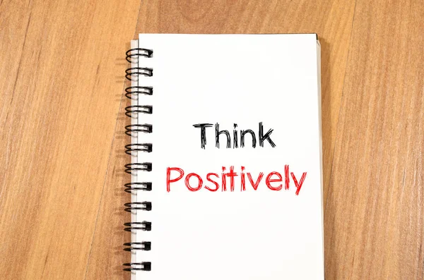 Myśleć pozytywnie koncepcja na notebooku — Zdjęcie stockowe