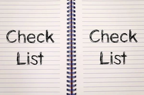 Controlla il concetto di lista sul notebook — Foto Stock