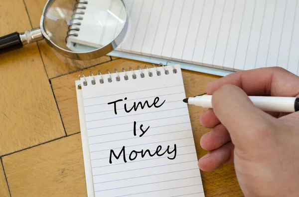 El tiempo es el concepto del dinero en el portátil — Foto de Stock