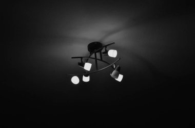 Karanlık bir odaya Işık Ampüller