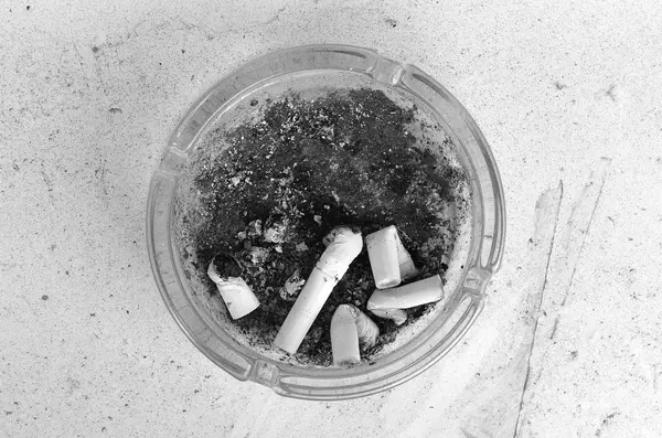 Cenicero lleno de cigarrillos quemar —  Fotos de Stock