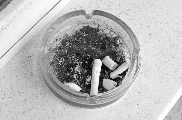 Cendrier plein de cigarettes brûlent — Photo