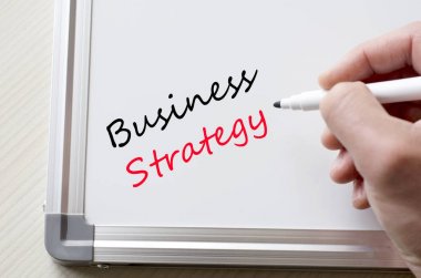 Beyaz tahta üzerinde yazılı iş stratejisi