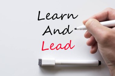 Öğrenmek ve beyaz tahta üzerinde yazılı yol