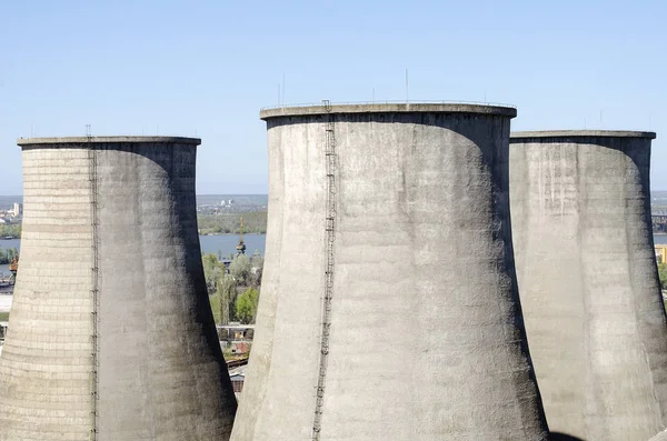 Industriële schoorsteen tegen blauwe lucht — Stockfoto