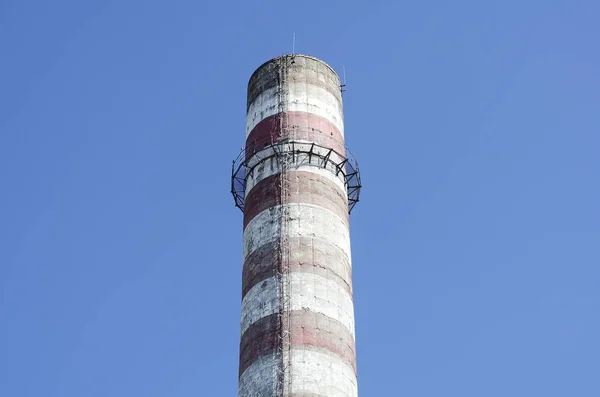 Industriële schoorsteen tegen blauwe lucht — Stockfoto