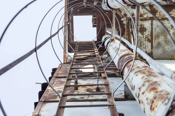 Escada enferrujada em um local de construção abandonado — Fotografia de Stock