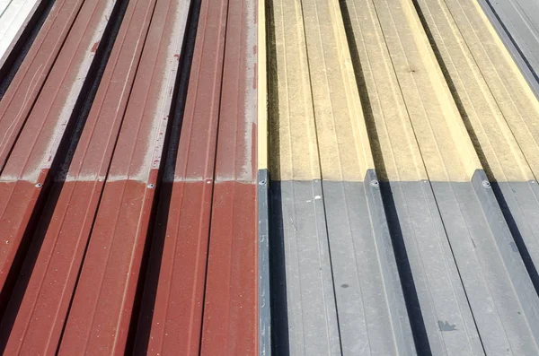 不同颜色的旧金属屋顶 — 图库照片