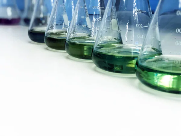 采用硼酸与氨水反应生成的绿色溶剂 在实验室的长椅上制备了二氯甲烷或锥形瓶 分析了废水样品中的氨水浓度 有选择的重点 — 图库照片