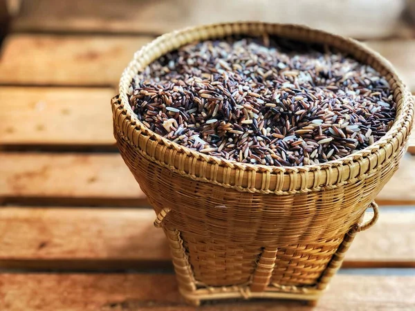 Ovanifrån Ris Bär Ris Bambu Korgar Sätta Trä Rand Bord — Stockfoto