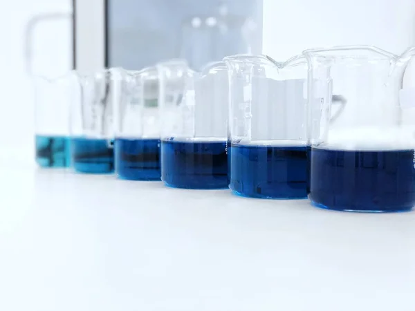 Ποτήρια Ζέσεως Διάλυμα Κυανού Χρώματος Πάγκο Εργαστηρίου Διαλύτη Χλωριούχου Κασσιτέρου — Φωτογραφία Αρχείου