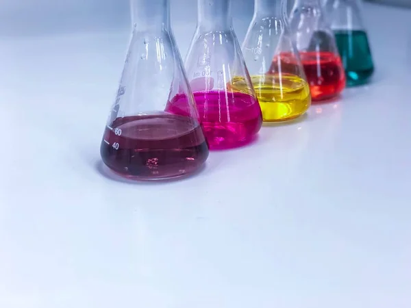 Erlenmeyer Frasco Cônico Laboratório Bancada Com Solução Solvente Colorida Experiência — Fotografia de Stock