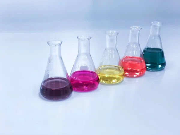 Erlenmeyer Frasco Cônico Laboratório Bancada Com Solução Solvente Colorida Experimento — Fotografia de Stock