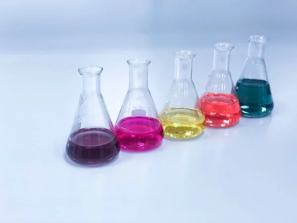 Pallone Erlenmeyer Conical Sul Laboratorio Del Banco Con Soluzione Colorata — Foto Stock