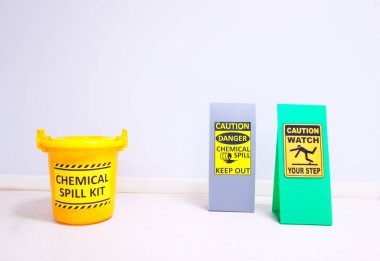 Kimyasal döküntü seti sarı kova ve uyarı tehlike uyarısı tehlike işareti veya kimyasal sızıntı olduğunda acil durum tehlike işareti, laboratuvar işyeri kavramlarında güvenlik önce gelir..