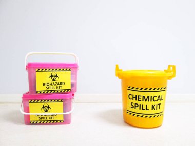 Kimyasal döküntü seti sarı kova ve Biyolojik Tehlike Çantası tehlike uyarısı biyolojik tehlike işareti ya da kimyasal sızıntı olduğunda acil durum sembolü. Laboratuvarda güvenlik önce gelir..     